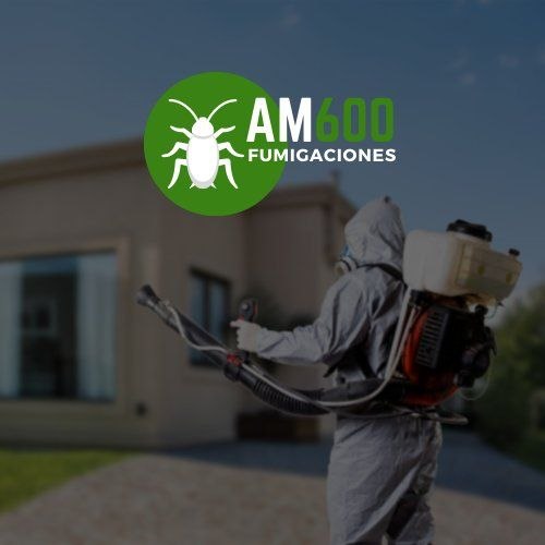 Tecnico realizando fumigacion en un espacio comercial