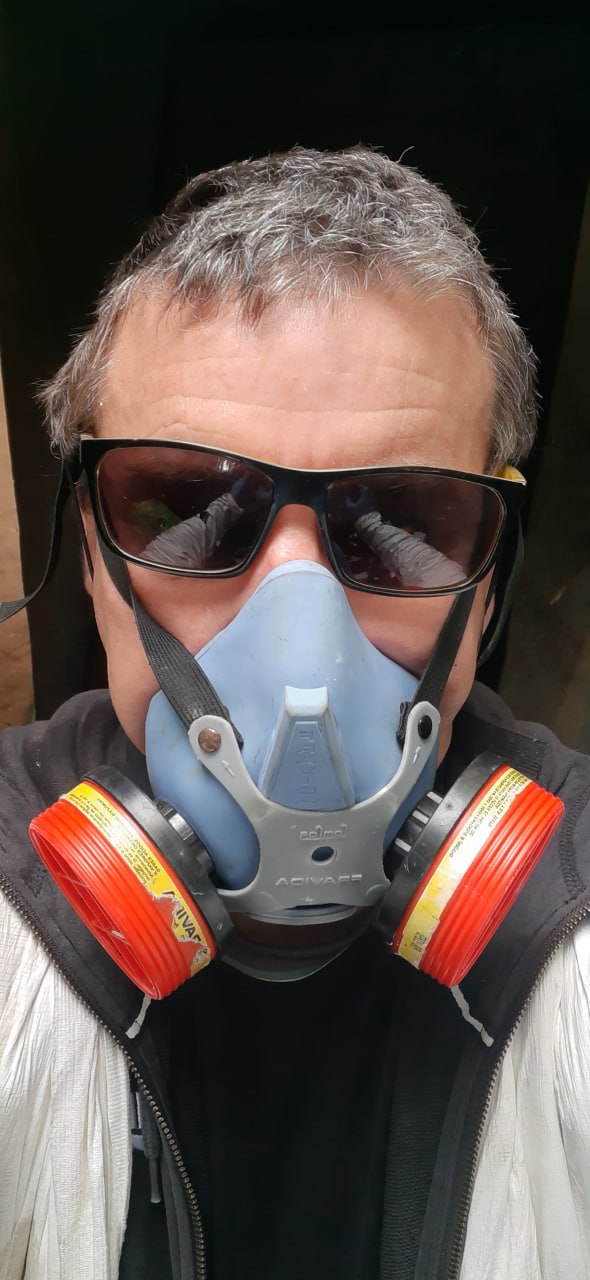 Técnico trabajando en una intervención profesional con encuadre vertical